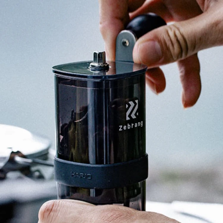 Hario Zebrang Handy Coffee Mill ręczny żarnowy młynek do kawy | CoffeeLove