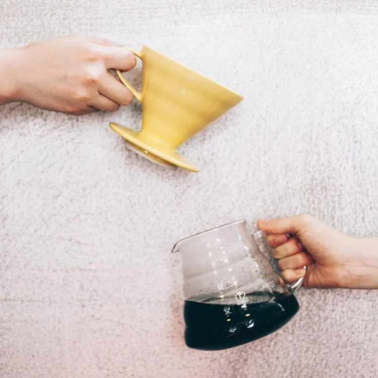 Hario V60-02 dripper ceramiczny żółty | CoffeeLove