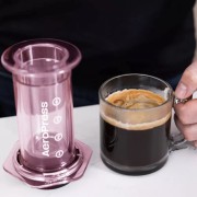 AeroPress Coffee Maker Pink Clear Zaparzacz do kawy | CoffeeLove