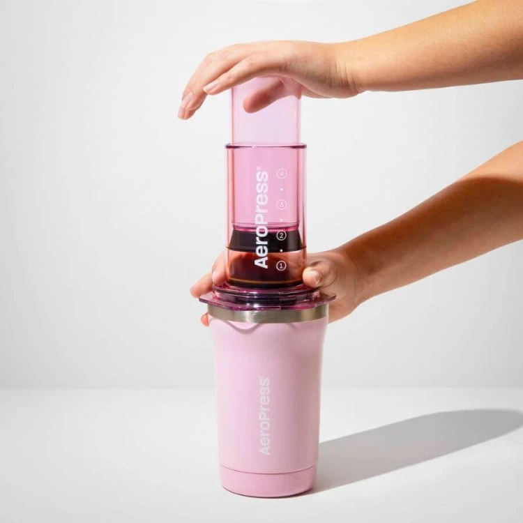AeroPress Go Plus różowy | CoffeeLove