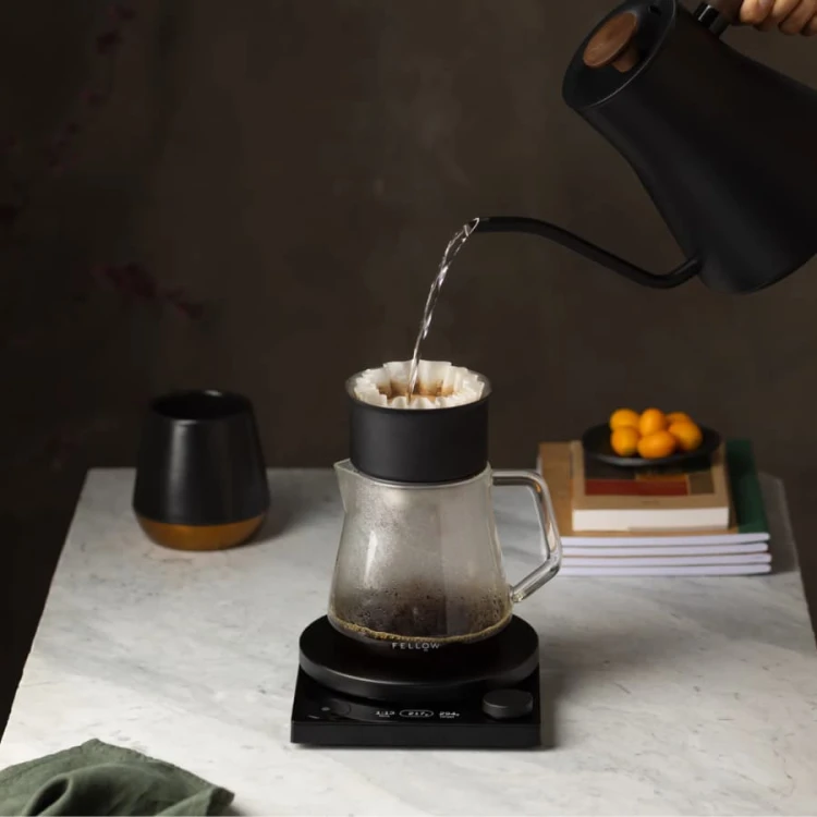 Fellow Stagg EKG Pro Czajnik elektryczny czarny z drewnianą rączką | CoffeeLove