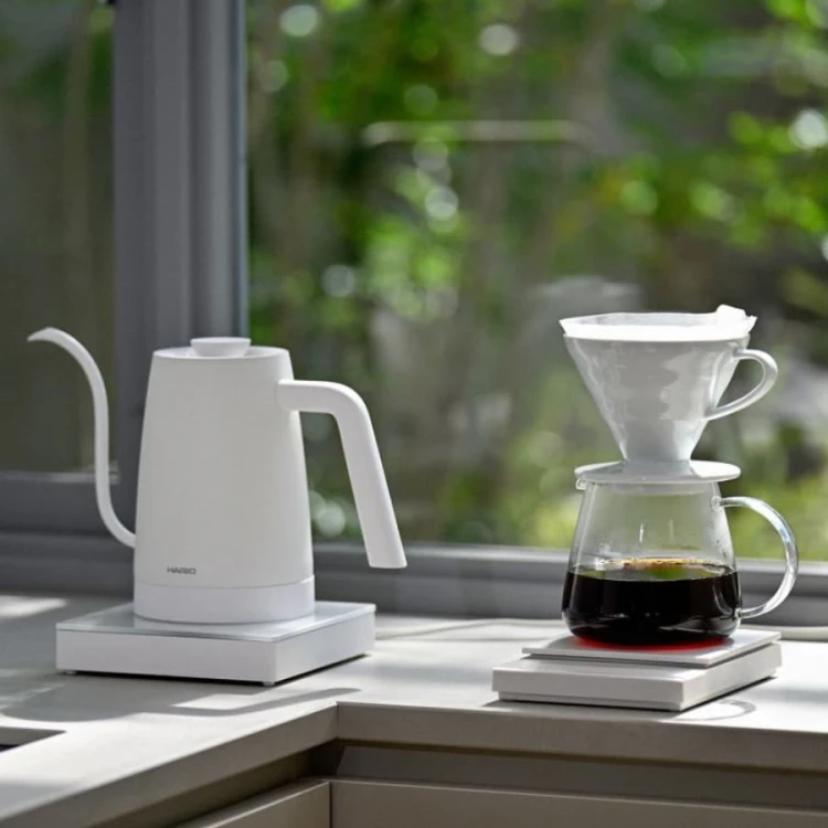 Hario Lyra Czajnik Elektryczny 800 ml biały | CoffeeLove