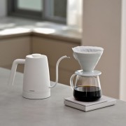Hario Lyra Czajnik Elektryczny 800 ml biały | CoffeeLove