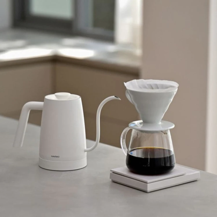 Hario Lyra Czajnik Elektryczny 800 ml biały | CoffeeLove
