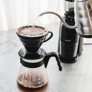 Hario Electric Coffee Grinder Compact N Black Młynek elektryczny | CoffeeLove