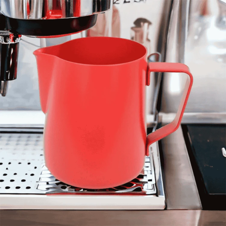 Rhino Coffee Gear dzbanek do mleka czerwony 950 ml | CoffeeLove