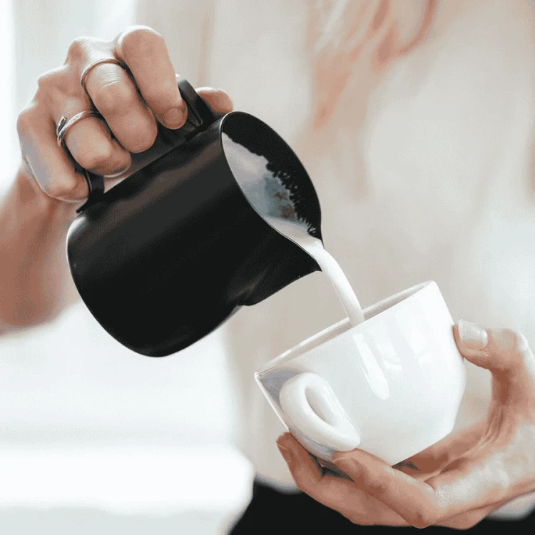Rhino Coffee Gear dzbanek do mleka czarny 950 ml | CoffeeLove