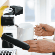 Rhino Coffee Gear dzbanek do mleka biały 950 ml | CoffeeLove