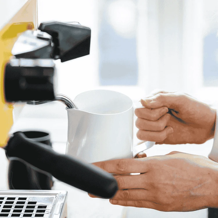 Rhino Coffee Gear dzbanek do mleka biały 950 ml | CoffeeLove