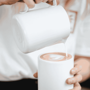 Rhino Coffee Gear dzbanek do mleka biały 950 ml | CoffeeLove