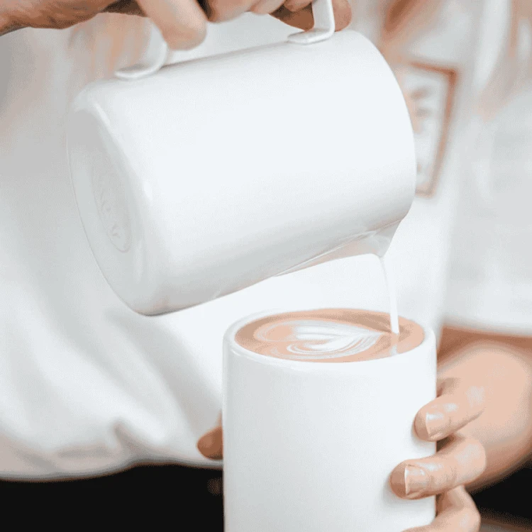 Rhino Coffee Gear dzbanek do mleka biały 950 ml | CoffeeLove