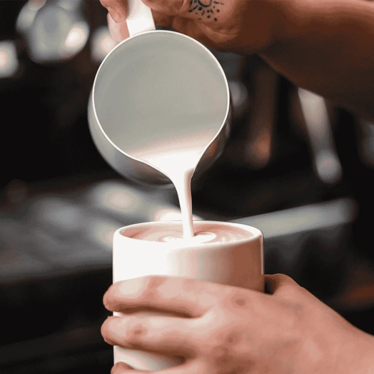 Rhino Coffee Gear dzbanek do mleka biały 360 ml | CoffeeLove