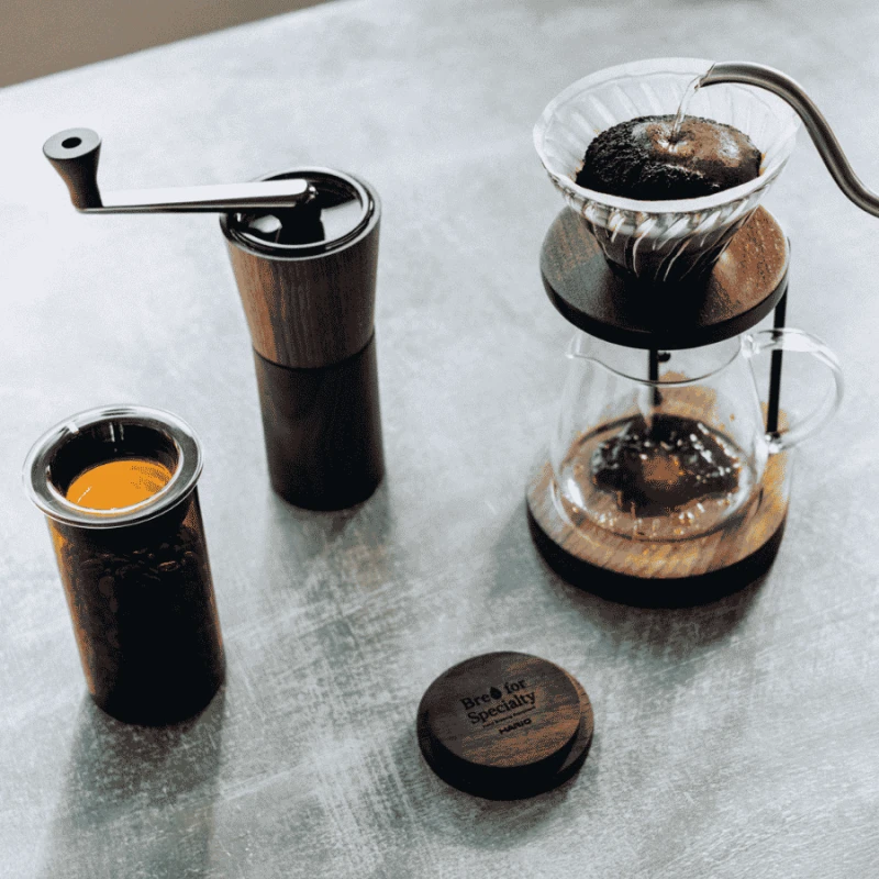 Hario Walnut młynek do kawy ręczny | CoffeeLove