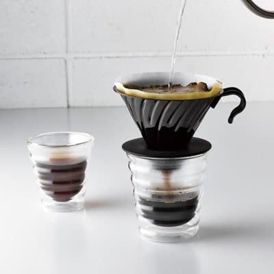 Hario V-60-02 dripper stalowy z silikonową podstawką czarny | CoffeeLove