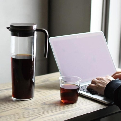 Kinto Plug Dzbanek na wodę 1,2 l brązowy | CoffeeLove