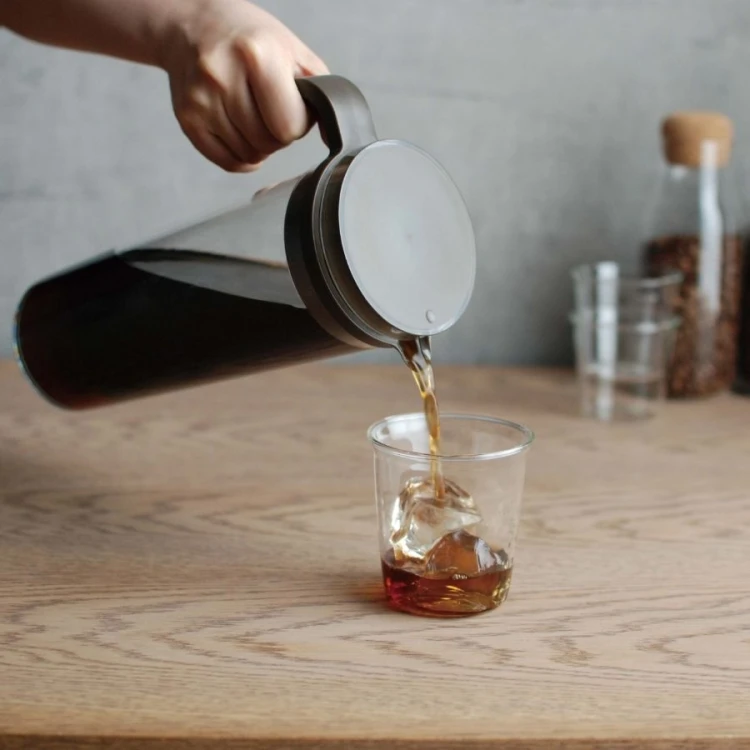 Kinto Plug Dzbanek na wodę 1,2 l brązowy | CoffeeLove